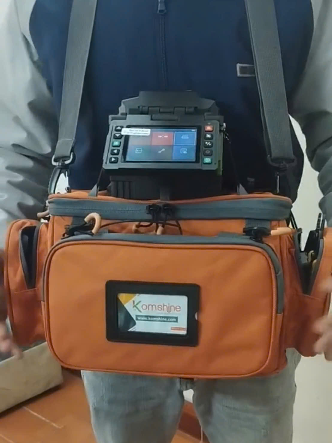 Hàn Trên Cao Với Máy Hàn Cáp Quang Ex39